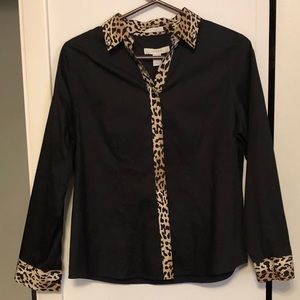 CHICOS NO IRON LEOPARD DETAIL BUTTON DOWN TOP NEW